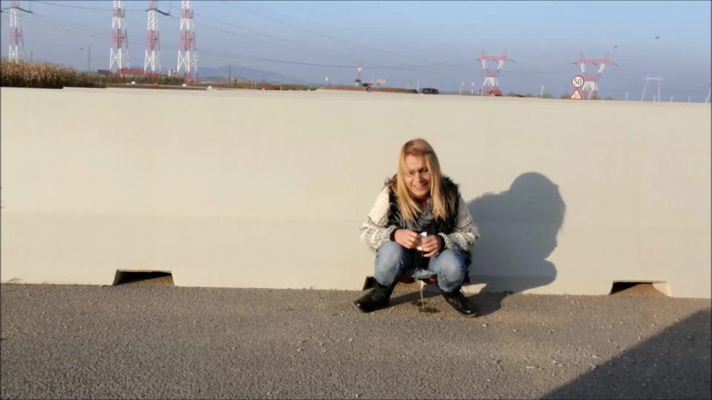 sexy foto nr. 1 von Am Straßenrand gepisst