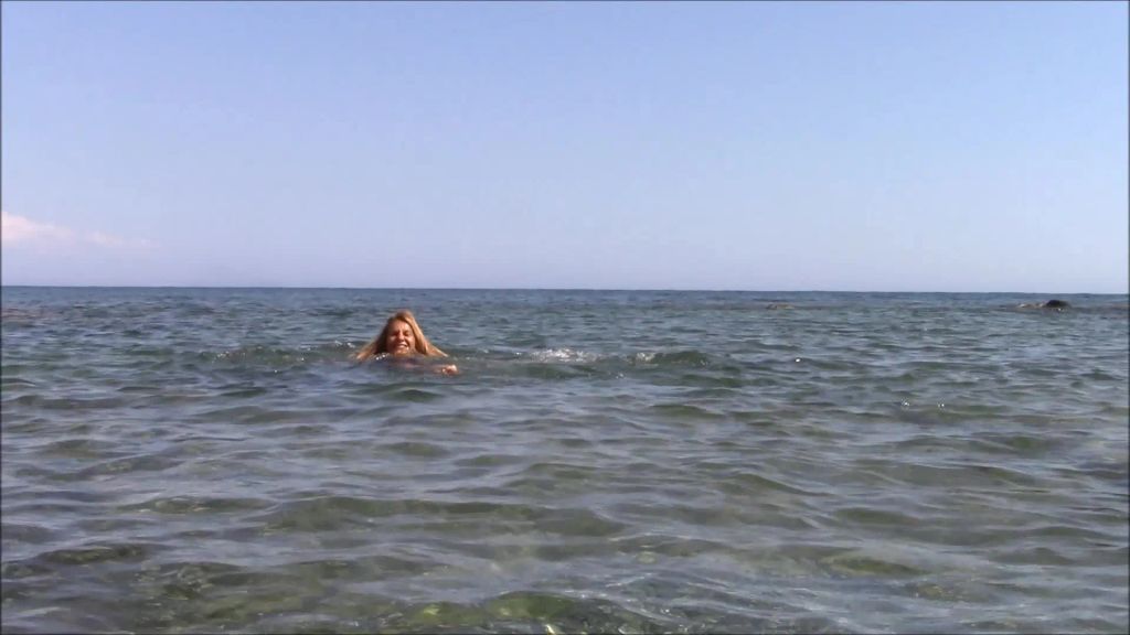sexy foto nr. 4 von Mit Kleidchen im Meer