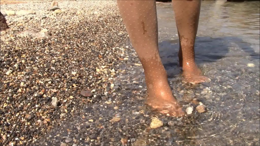 sexy foto nr. 7 von Mit Nylon-Panties im Meer
