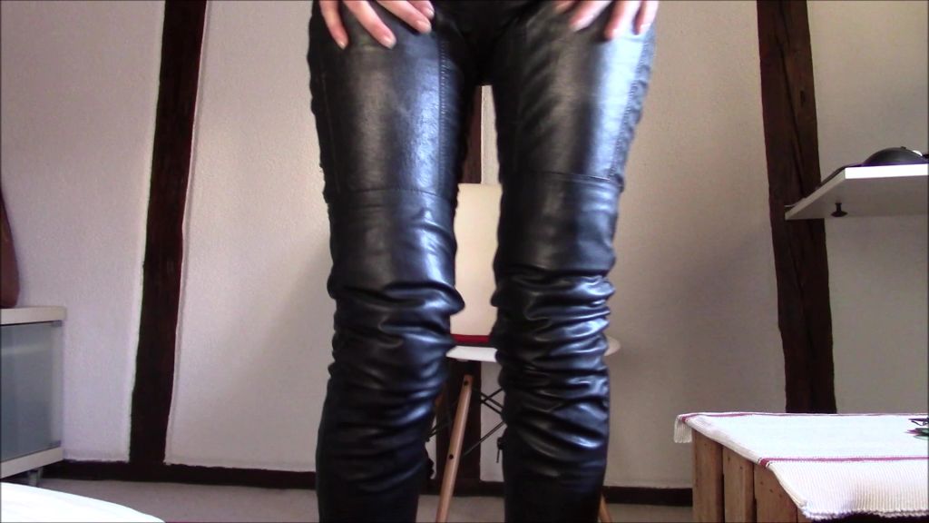 sexy foto nr. 2 von Verwöhne deine LederMilf
