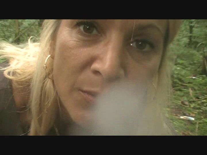 sexy foto nr. 6 von Pissen u Rauchen im Wald