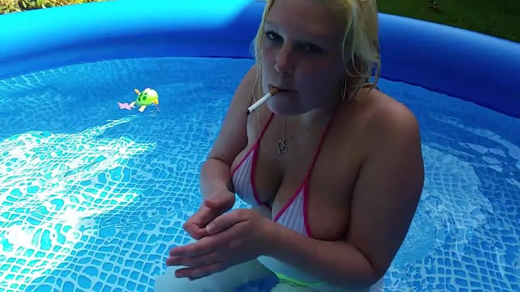 Im Pool Rauchen und gefingert!!!!!!