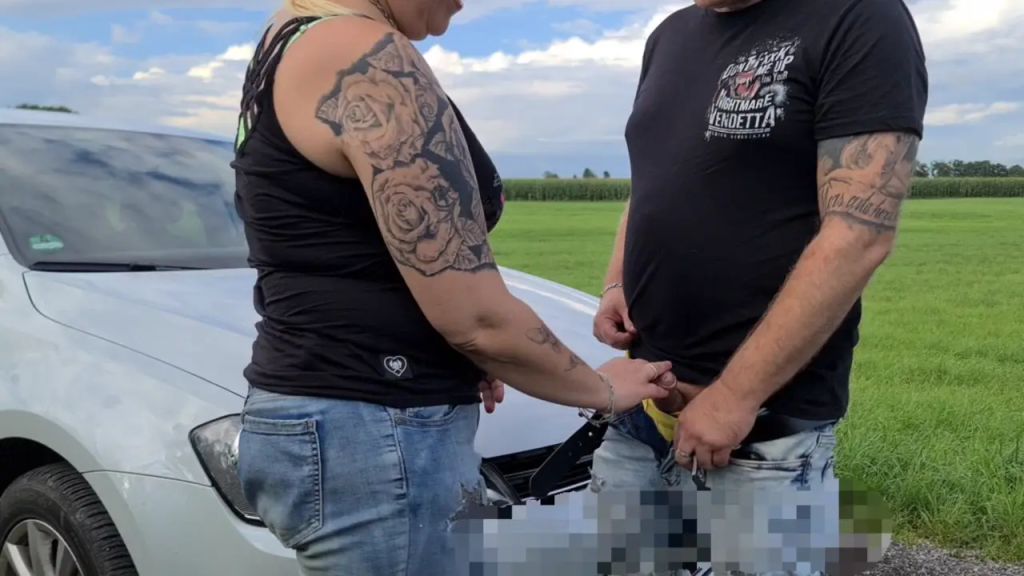 sexy foto nr. 1 von Geiler Blanker Doggyfick am Auto
