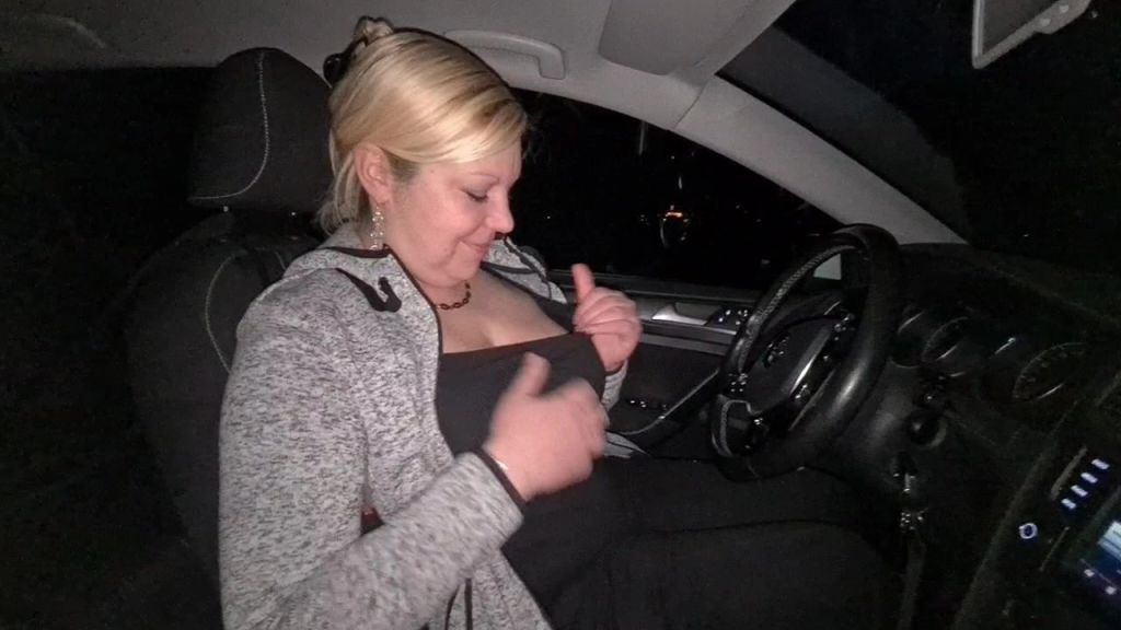 Geiler nasser Dildofick im Auto