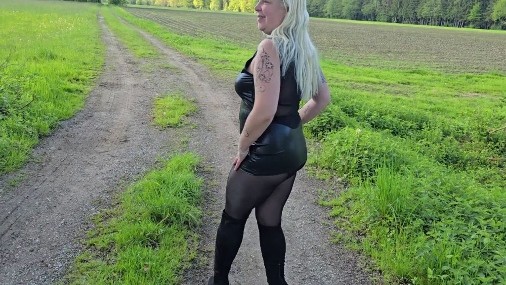 sexy foto nr. 2 von outdoor gestrippt gepisst und geil mit dem dildo gefickt!