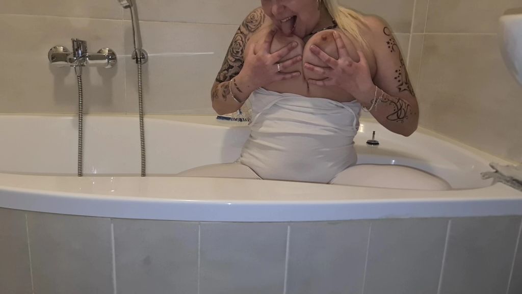 sexy foto nr. 9 von geiler dildoritt am badewannen rand