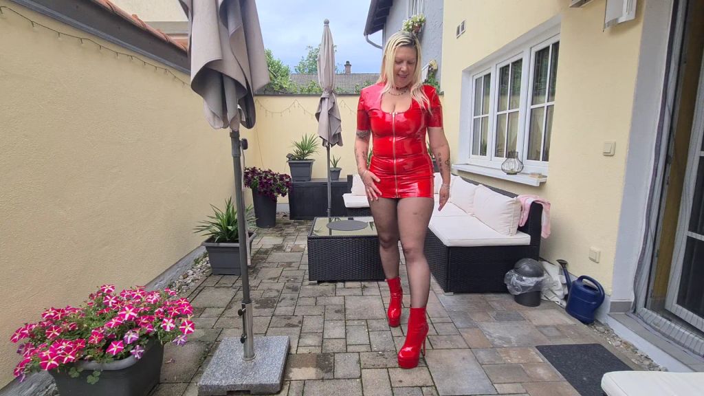 sexy foto nr. 4 von Walk und stripp im Roten Lackkleid mit geilen Big Dildofick!