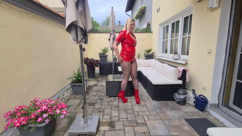 sexy foto nr. 5 von Walk und stripp im Roten Lackkleid mit geilen Big Dildofick!