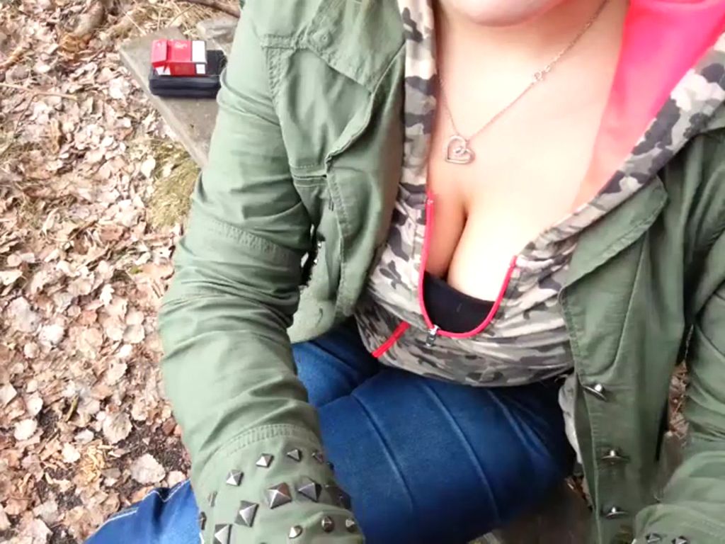 sexy foto nr. 1 von AM STRASSENRAND VOLL IN DIE FRESSE GESPRITZT!!