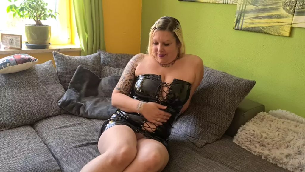 geil im leder mini und heels