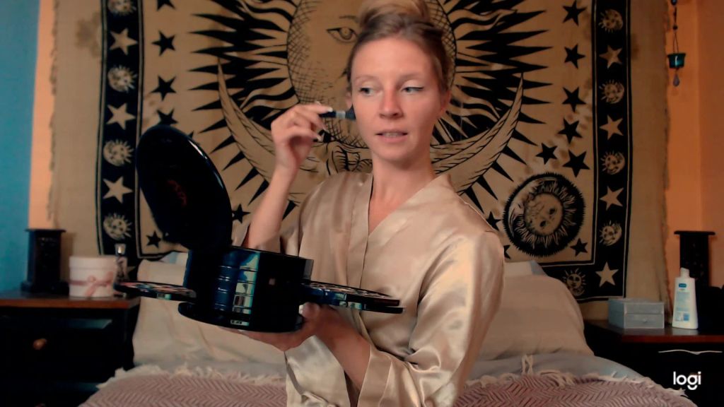 Vorschaubild 2 zum Video „Wunschvideo: Eingecremt und Einparfumiert“