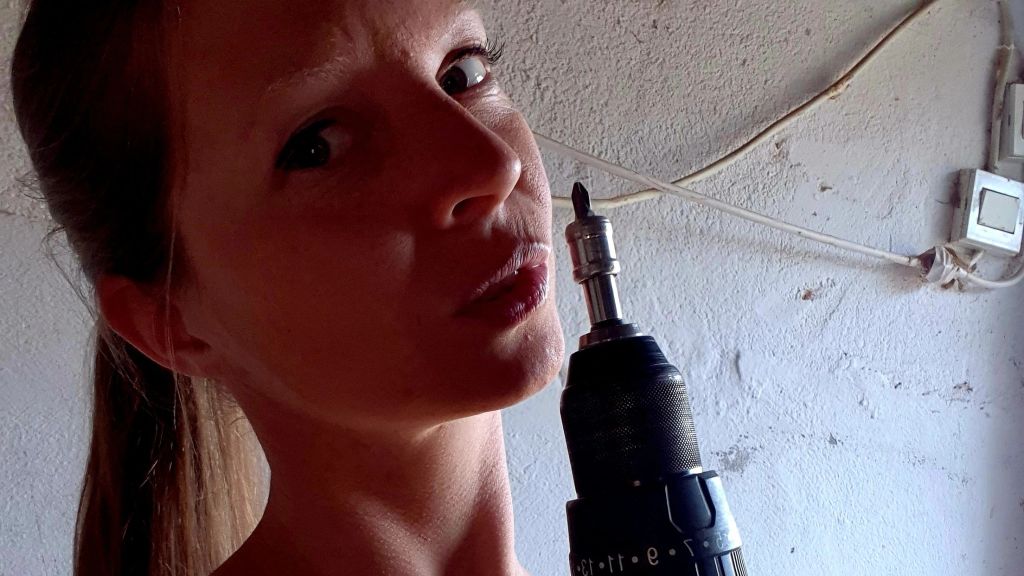 Vorschaubild zum Video „Werkstattgirl“ von sweet nina