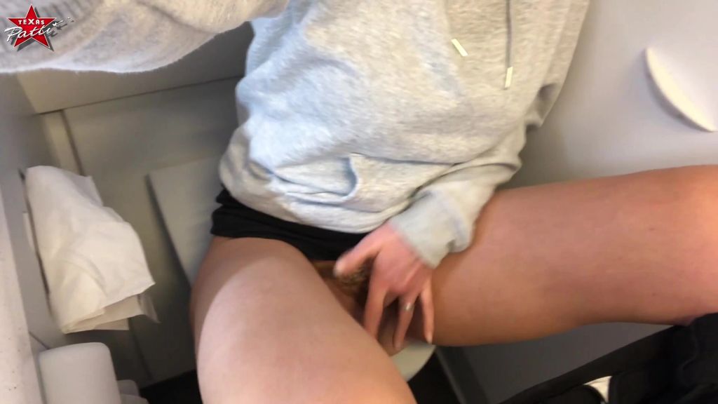sexy foto nr. 9 von Im Flugzeug... gepisst und dann die Fotze gwichst