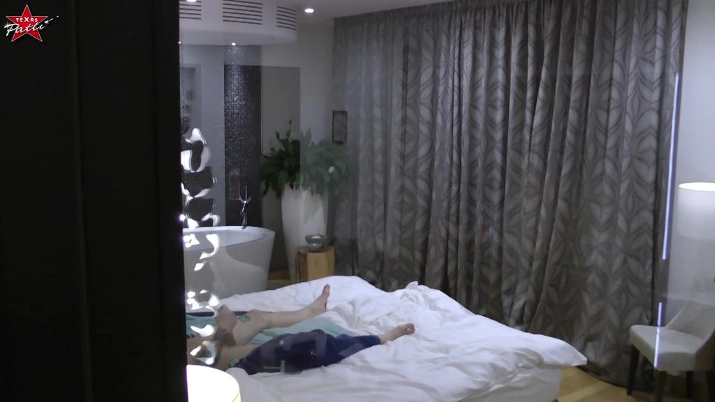 sexy foto nr. 2 von Zimmerservice all inclusive - Bei uns muss kein Gast wichsen