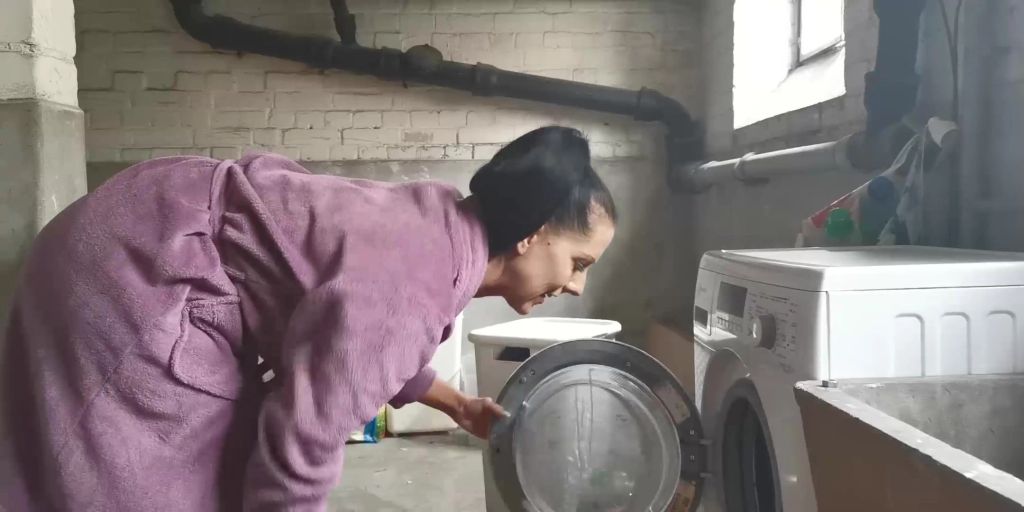sexy foto nr. 4 von Dreist in die Waschküche gepisst
