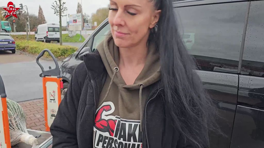 sexy foto nr. 4 von Selbst ist die Frau. Ich kaufe einen Weihnachtsbaum