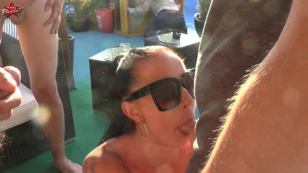 sexy foto nr. 3 von Spontane Bukkake. Die eine lutscht Schwänze, die andere...