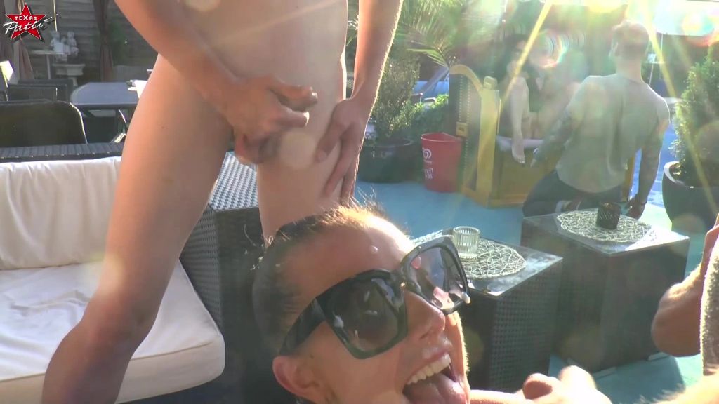 sexy foto nr. 6 von Spontane Bukkake. Die eine lutscht Schwänze, die andere...