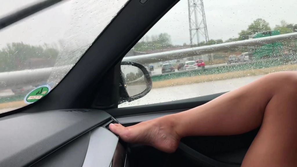 sexy foto nr. 8 von Camshow während der Fahrt