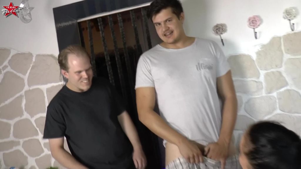 sexy foto nr. 6 von Dreier mit Stiefsohn und seinem Kumpel