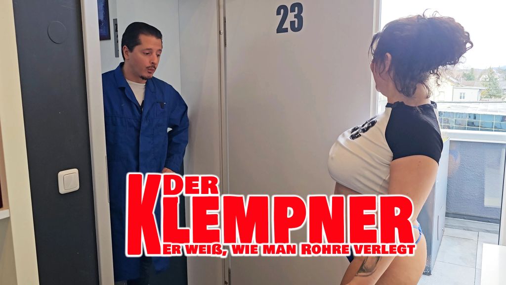 Der Klempner. Er weiß, wie man Rohre verlegt