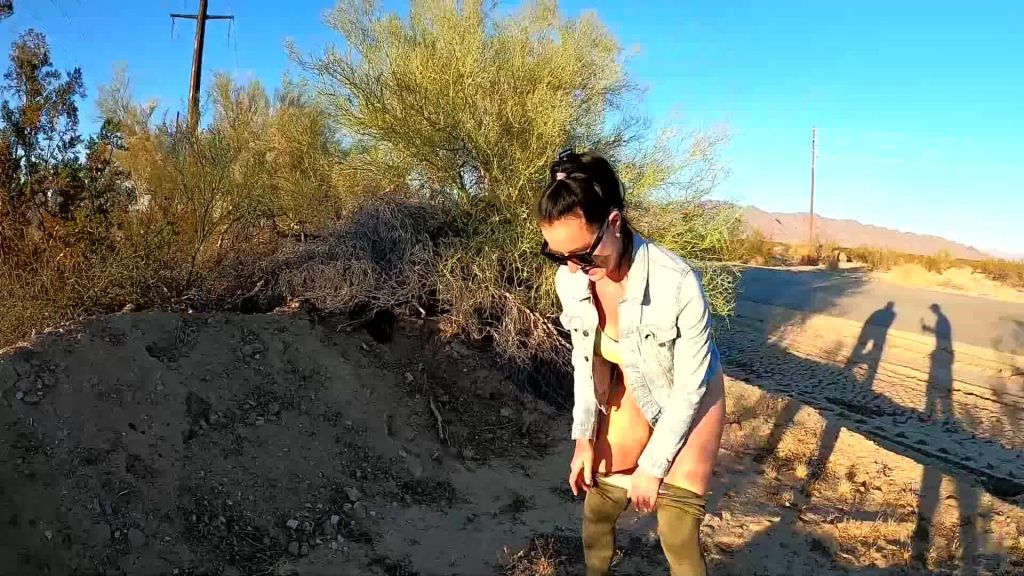 sexy foto nr. 8 von Outdoor pissen in der Wüste Arizonas