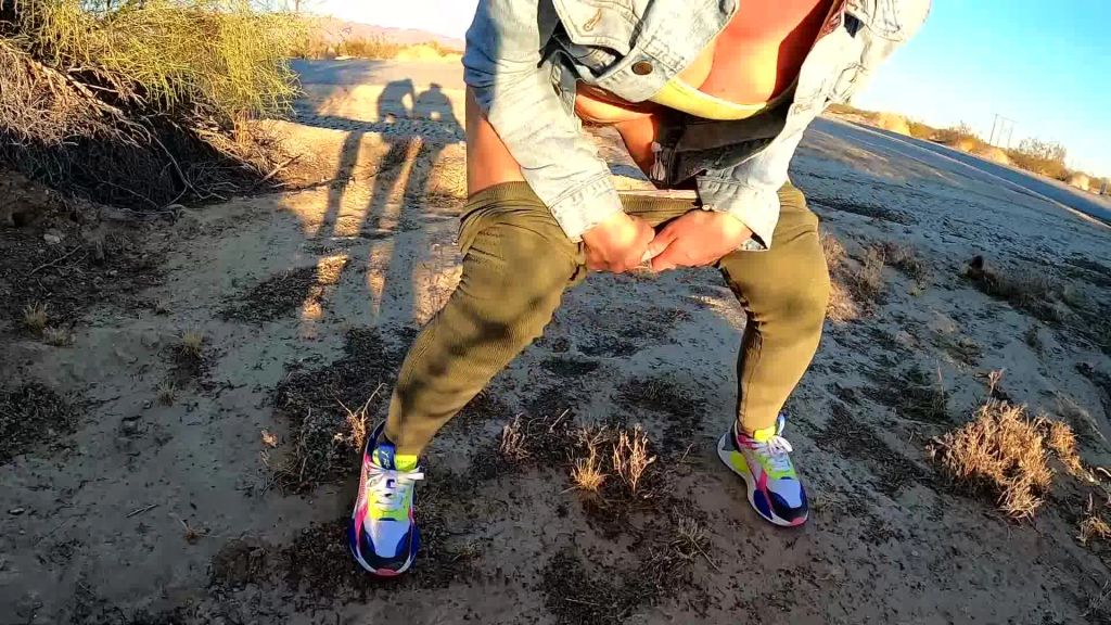 sexy foto nr. 9 von Outdoor pissen in der Wüste Arizonas