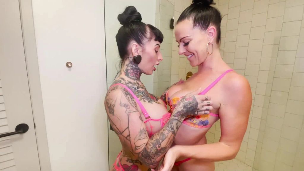 Lesbian Shower-Games