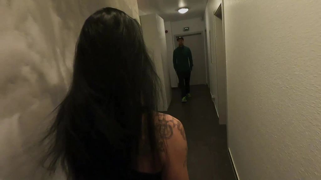 sexy foto nr. 1 von Von Nachbarn im Hausflur erkannt. Dann zeig mal, was du kann
