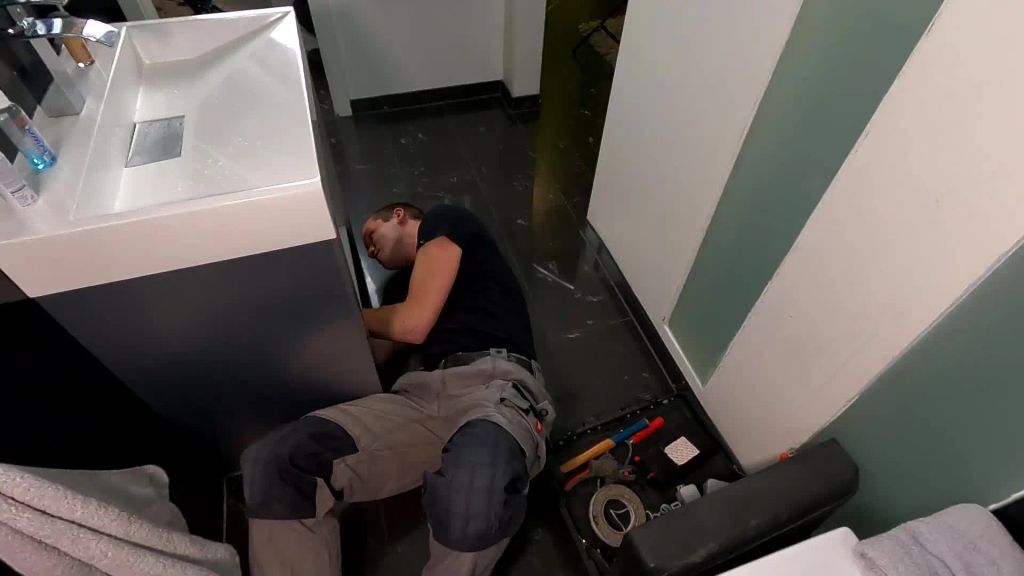 sexy foto nr. 1 von Klempner findet feuchte Stelle
