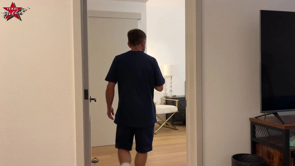 sexy foto nr. 2 von Die Premium-Paket-Zustellerin. Ihr Service ist legendär