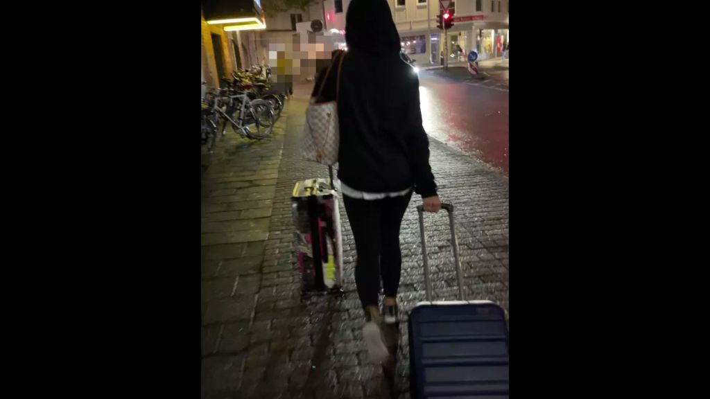 sexy foto nr. 1 von Das war knapp… Public piss