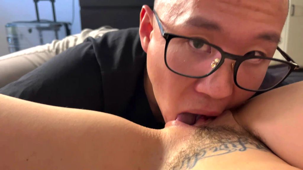 sexy foto nr. 8 von Ficken? Nix da! Leck´mir die Fotze, Nerd!