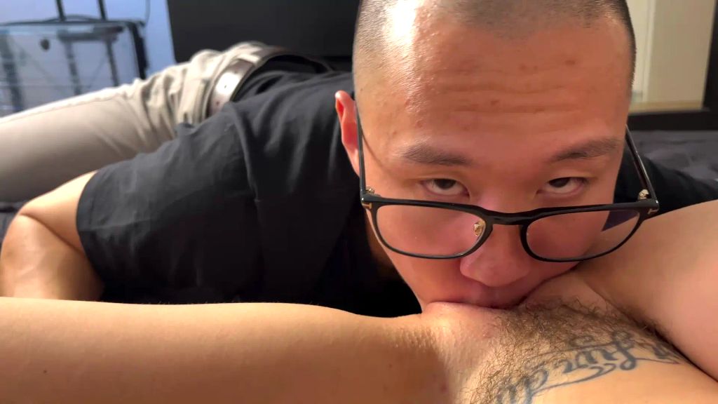 sexy foto nr. 9 von Ficken? Nix da! Leck´mir die Fotze, Nerd!