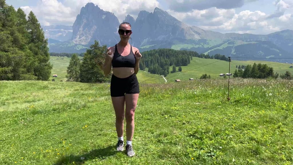 sexy foto nr. 1 von Public Strip in den Alpen