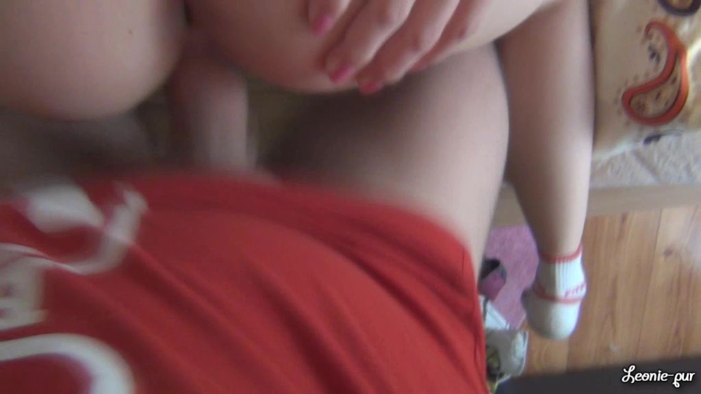 sexy foto nr. 9 von PEINLICH! Vom eigenen Stiefbruder erwischt und...