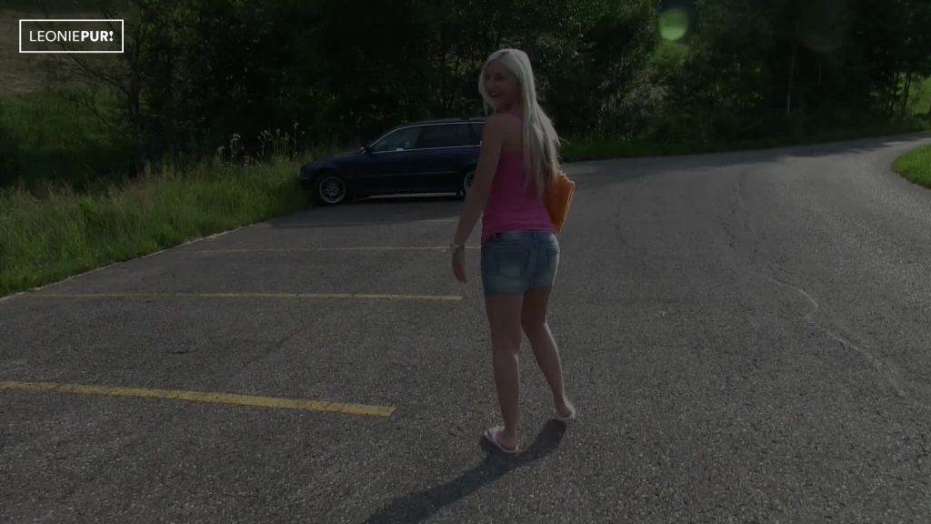 sexy foto nr. 1 von Upskirt! Creampie-Fick im Freien
