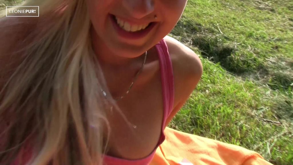 sexy foto nr. 8 von Upskirt! Creampie-Fick im Freien