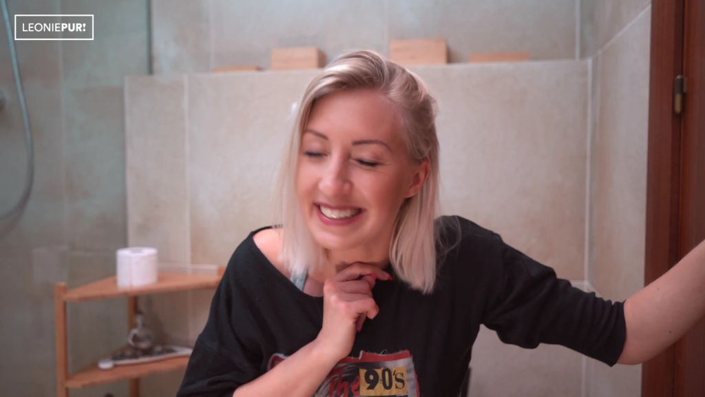 sexy foto nr. 1 von Wie krass! Heimlich nebenan im Bad meiner Freundin gefingert