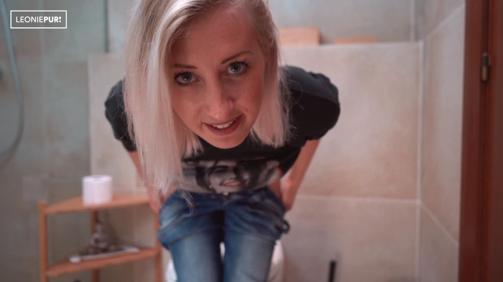 sexy foto nr. 2 von Wie krass! Heimlich nebenan im Bad meiner Freundin gefingert
