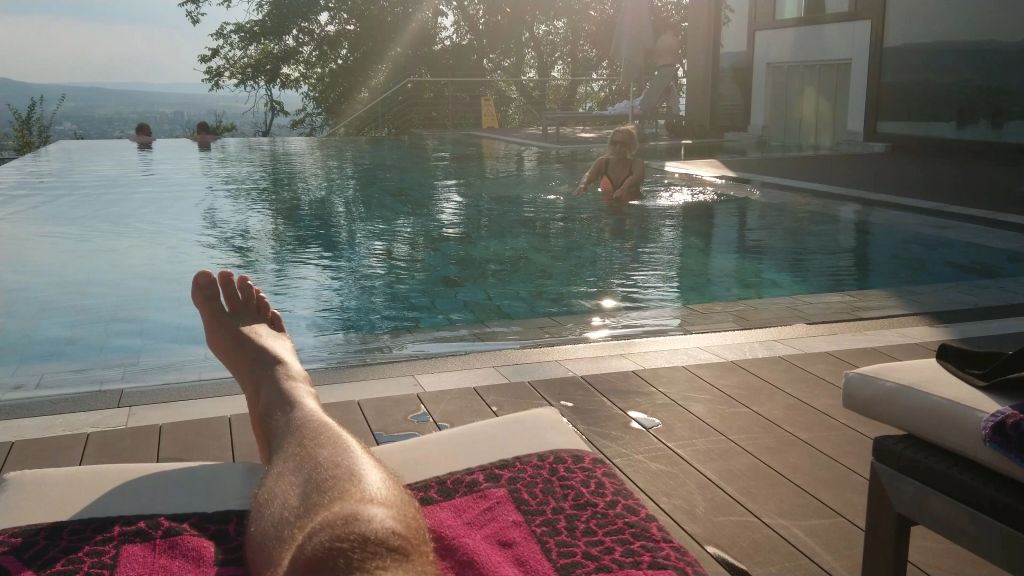 Mitten im Freibad gefickt | mein erstes mal im Freibad