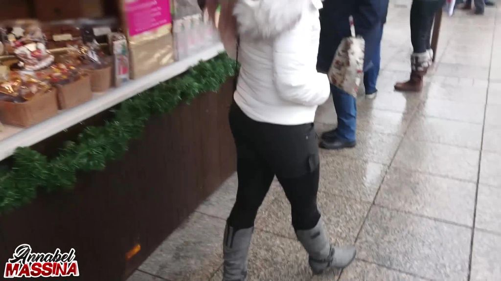 sexy foto nr. 2 von Public-Fick Mitten auf dem Weihnachtsmarkt