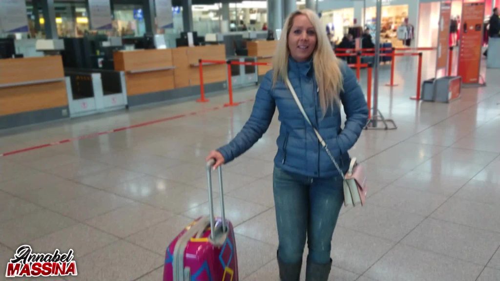 sexy foto nr. 1 von Mitten im Flughafen gefickt