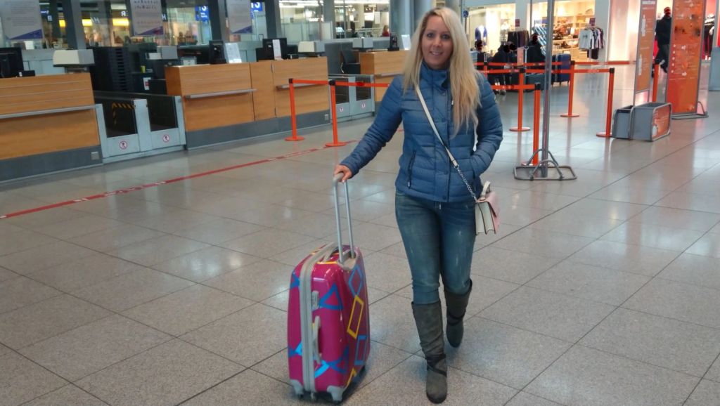 Mitten im Flughafen gefickt
