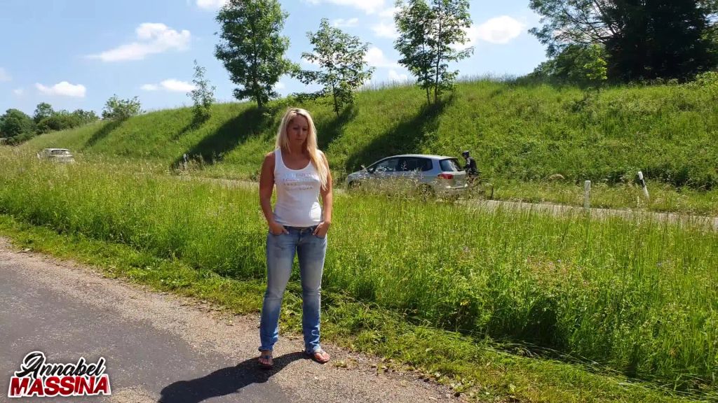 sexy foto nr. 1 von Perversester Public Jeanspiss ever direkt an der Straße