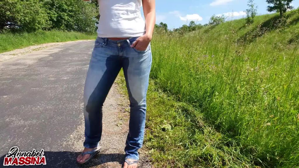 sexy foto nr. 6 von Perversester Public Jeanspiss ever direkt an der Straße