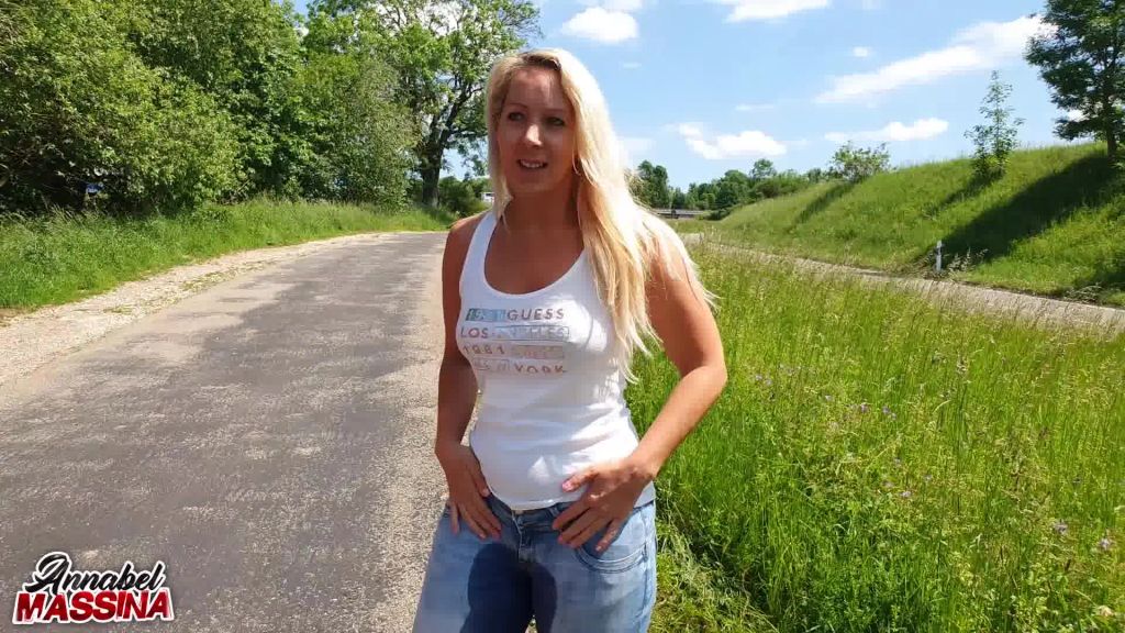 sexy foto nr. 7 von Perversester Public Jeanspiss ever direkt an der Straße