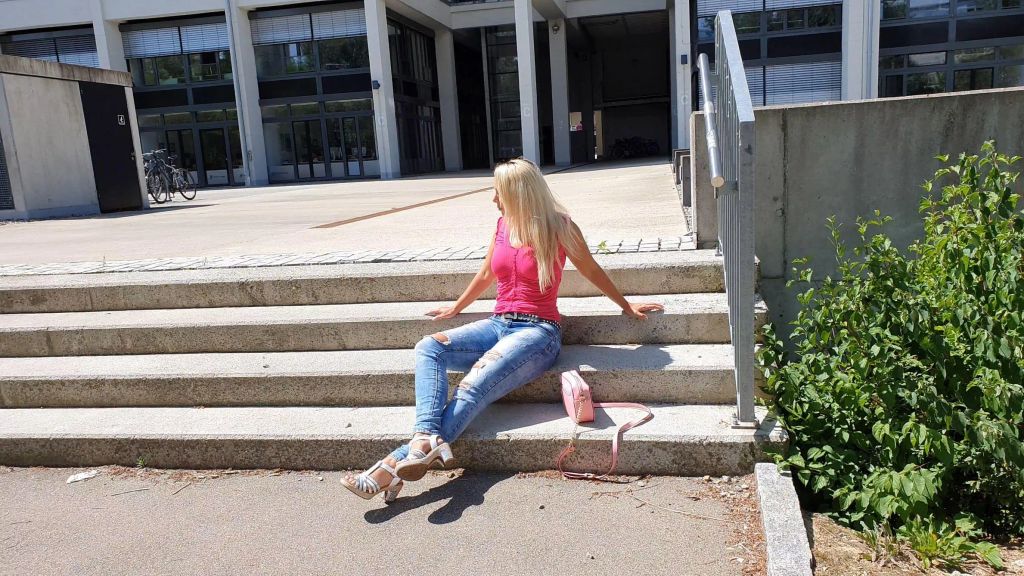 Fickgeile Kollegin treibts mit jedem - Gesichtsbesamung
