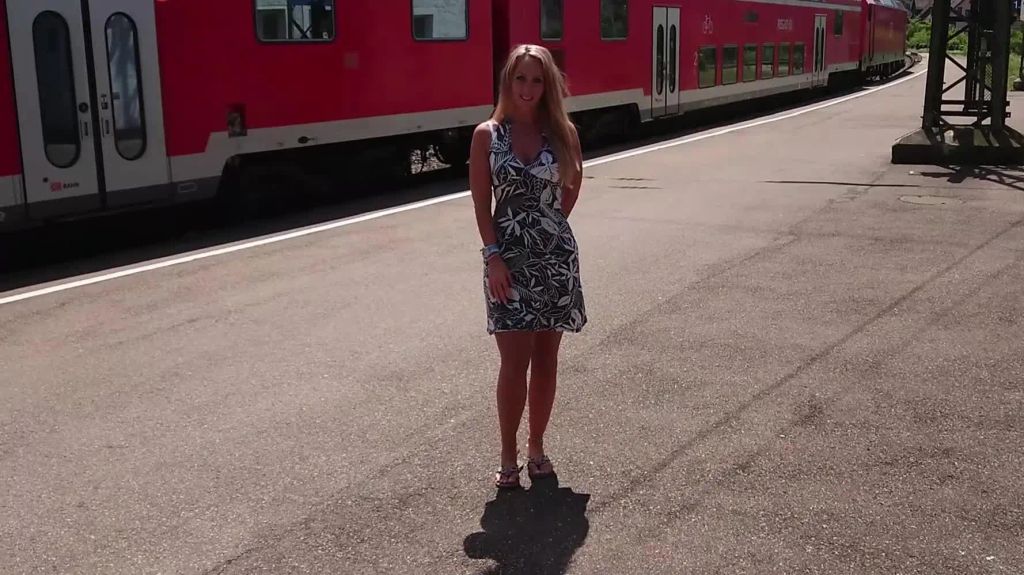 Mitten im dreckigsten Bahnhofsklo gefickt!