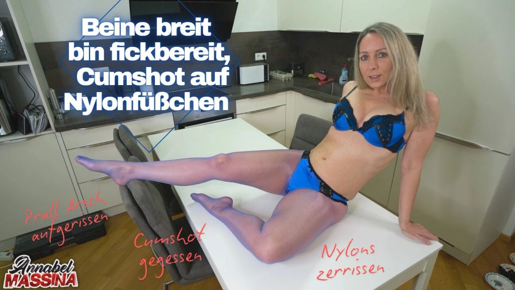 sexy foto nr. 10 von Beine breit bin fickbereit, Cumshot auf Glanz Nylonfüßchen
